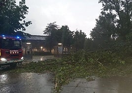Una fuerte tromba de agua inunda calles y sótanos en Badalona y Barcelona