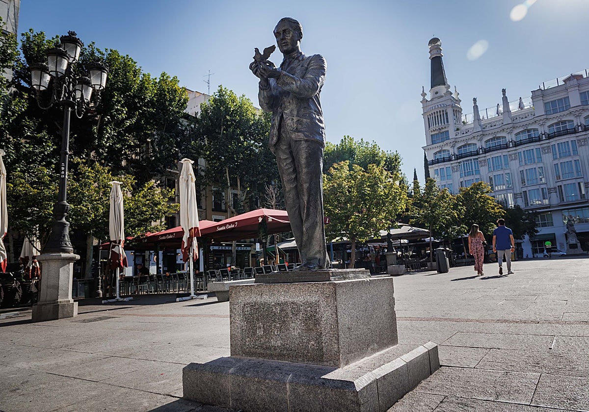 La estatua de Federico García Lorca, en la plaza de Santa Ana
