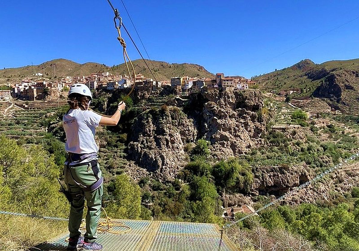 Un joven de 20 años se cae de una tirolina en Letur y es llevado en helicóptero al hospital de Albacete con politraumatismo