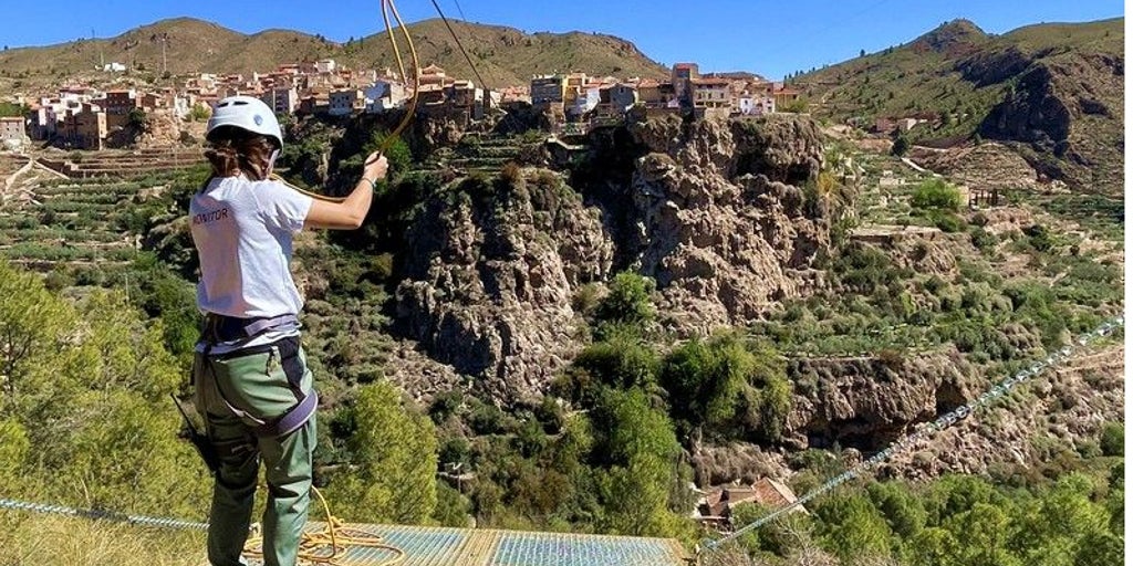 Un joven de 20 años se cae de una tirolina en Letur y es llevado en helicóptero al hospital de Albacete con politraumatismo
