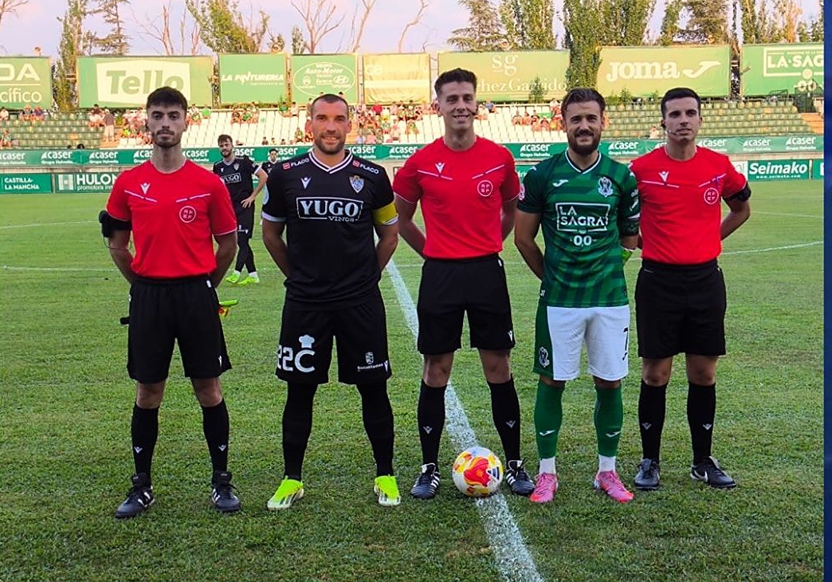 Los capitanes, con el trío arbitral al inicio