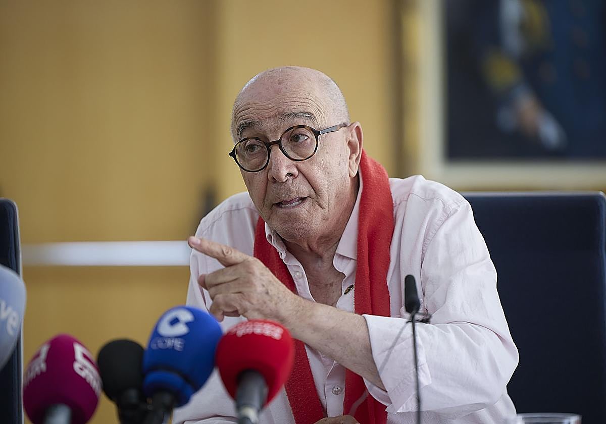 El alcalde de Noblejas, Agustín Jiménez, en una rueda de prensa