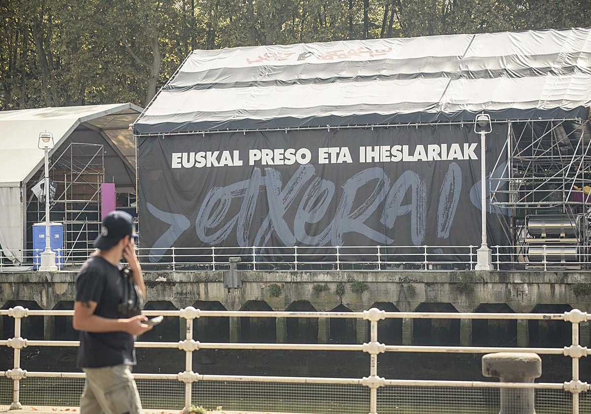 Parte trasera de la 'txosna' de Txori Barrote, en la zona del Arenal de Bilbao
