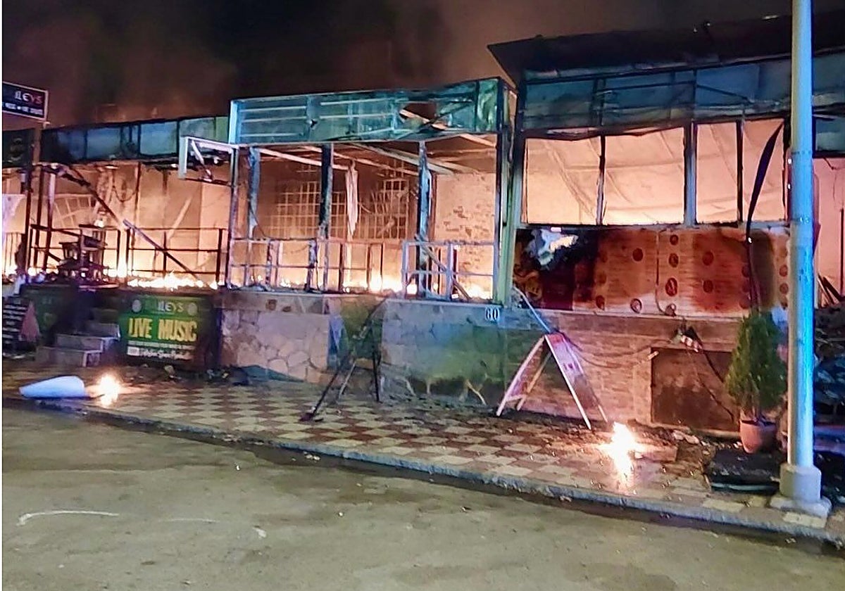 Un espectacular incendio en un restaurante en Torremolinos afecta hasta a siete locales de la zona