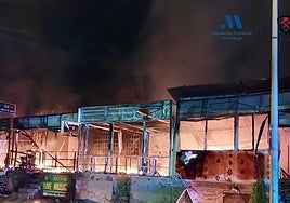 Un espectacular incendio en un restaurante en Torremolinos afecta hasta a siete locales de la zona