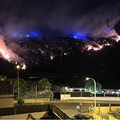Un incendio en las afueras de Granada pone en vilo a la capital y al pueblo vecino de Cenes de la Vega