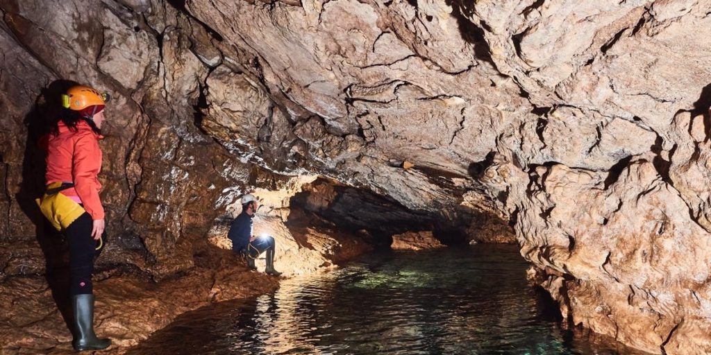 Buscan a un espeleólogo desaparecido en una cueva de Riópar