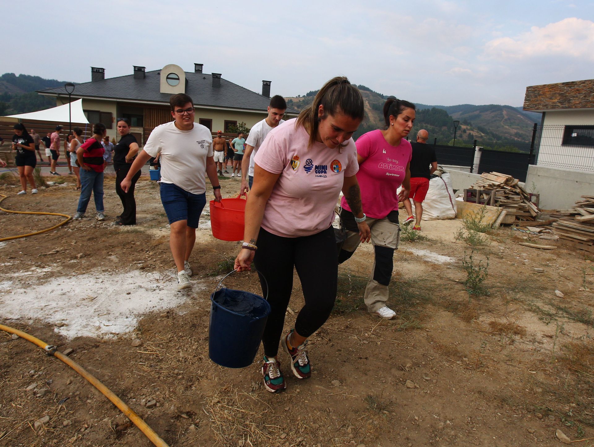 Los vecinos de Molinaseca (León) se movilizan contra el fuego