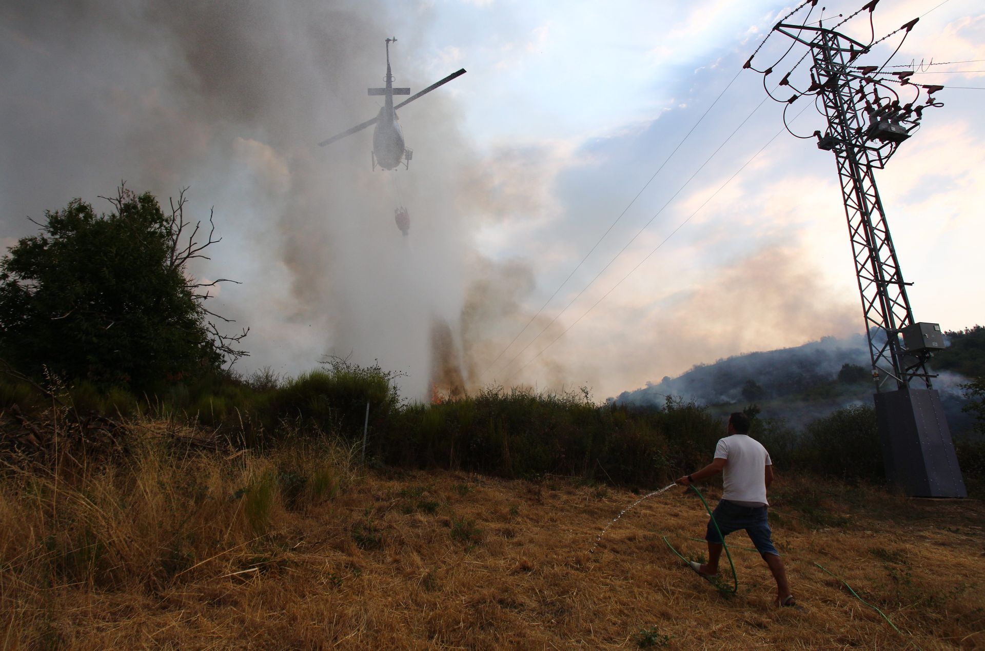 Los vecinos de Molinaseca (León) se movilizan contra el fuego
