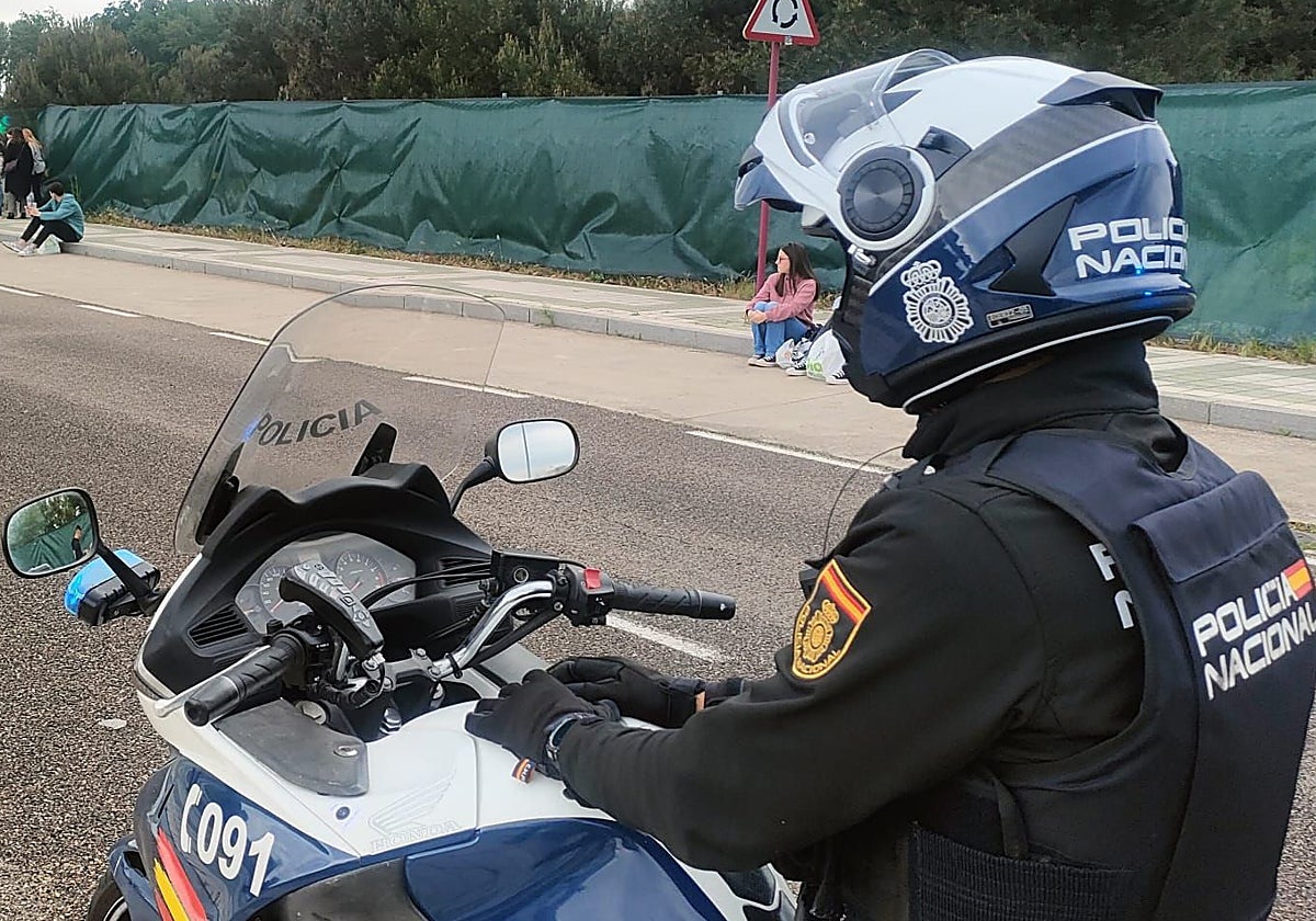 Un agente de la Policía Nacional