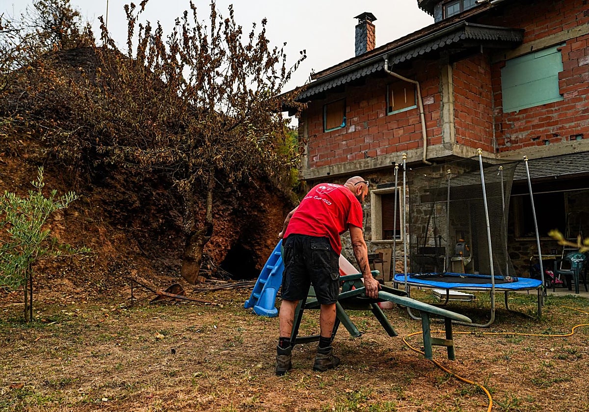 Gerardo se acaba en el exterior de la vivienda que se vio asediada por el fuego pero no llegó a alcanzarla