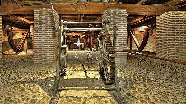 Mediante estos engranajes el patio de butacas se eleva hasta el escenario