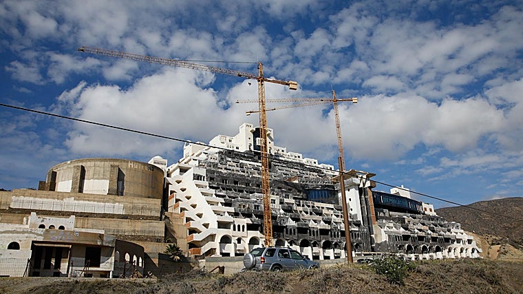 Las grúas permanecen 20 años después en el hotel ilegal El Algarrobico en Carboneras