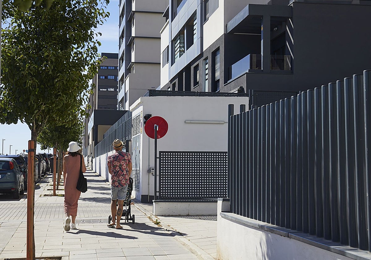 Vecinos caminando por El Cañaveral
