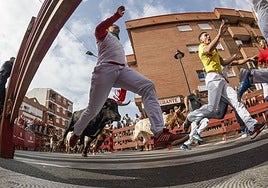 Los toros de La Palmosilla protagonizan un veloz primer encierro en 'Sanse', con siete heridos leves