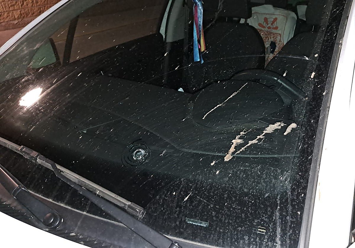 En la imagen, uno de los impactos en la luna del coche