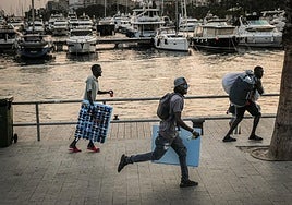 «El Gobierno se olvida del top manta en Alicante para no alentar polémica de la inmigración»: el Ayuntamiento reclama más Policía