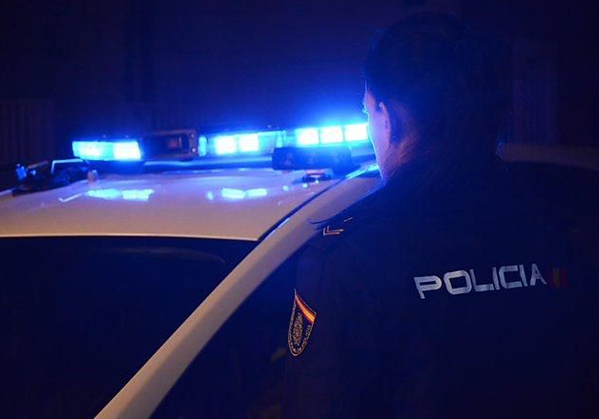 Un agente de Policía Nacional