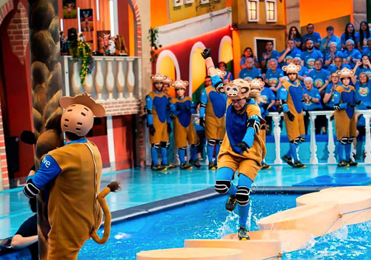 Los concursantes de La Gomera recogiendo cocos