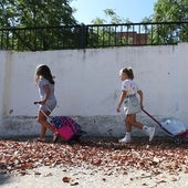 Tres niñas se dirigen a clase en un barrio de Córdoba en septiembre del año 2023