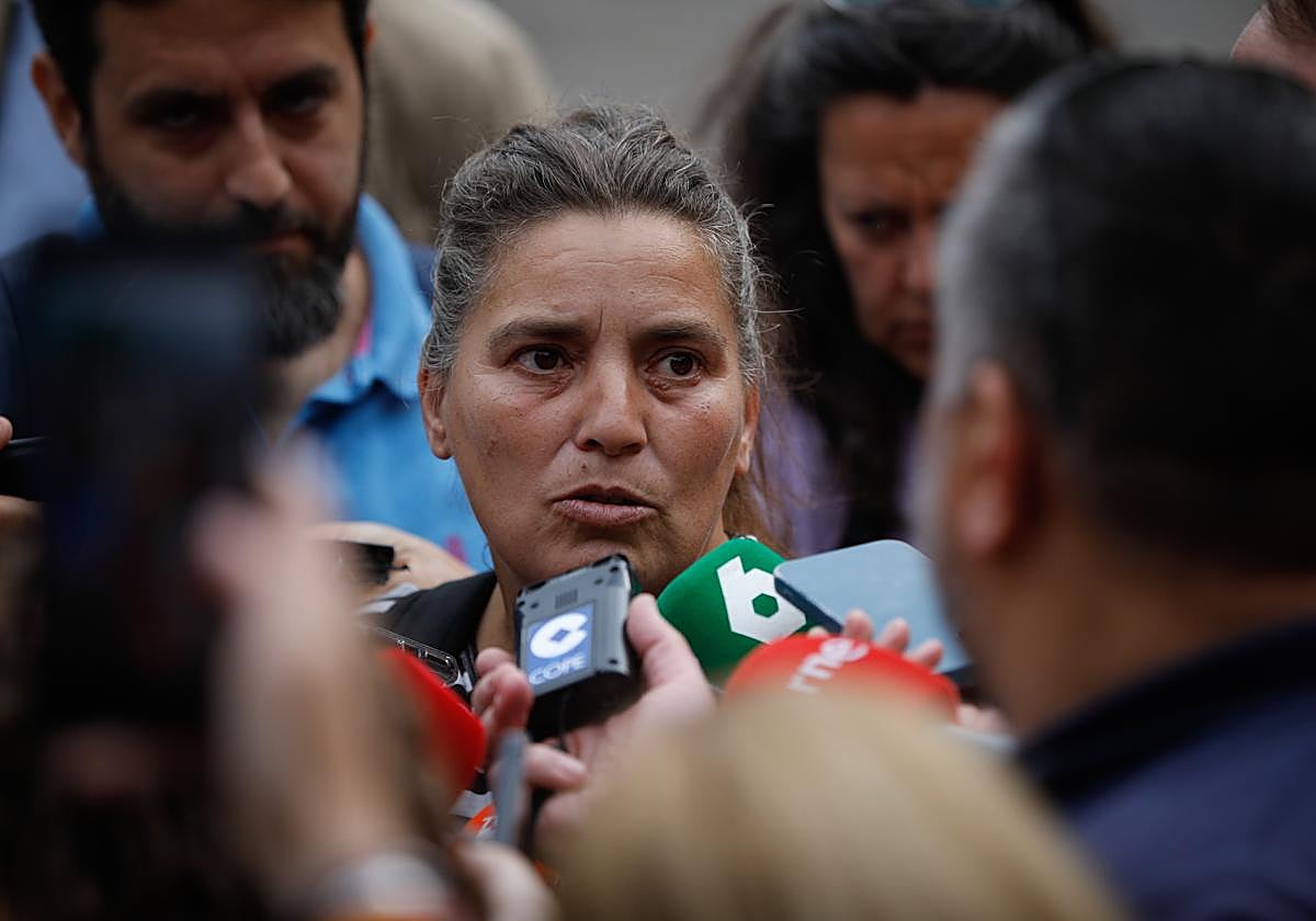 Marta Fernández, explica la situación ante la prensa que ha trasladado por carta a los Reyes