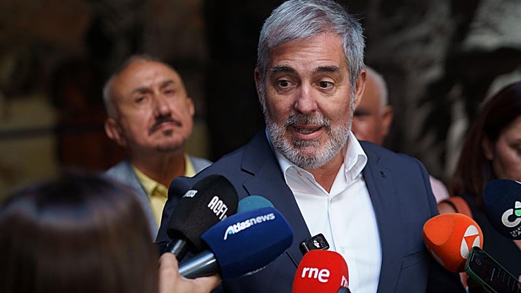 El presidente de Canarias, Fernando Clavijo, atiende a los medios tras su reunion con el secretario general de UGT, Pepe Álvarez.