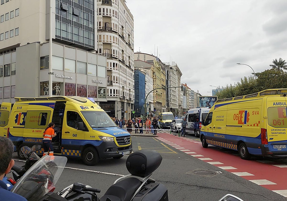 Varias ambulancias y efectivos policiales en el lugar del accidente, este miércoles