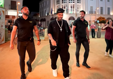 Un doble de Nicky Jam aparece en la feria de Palma del Río por este motivo