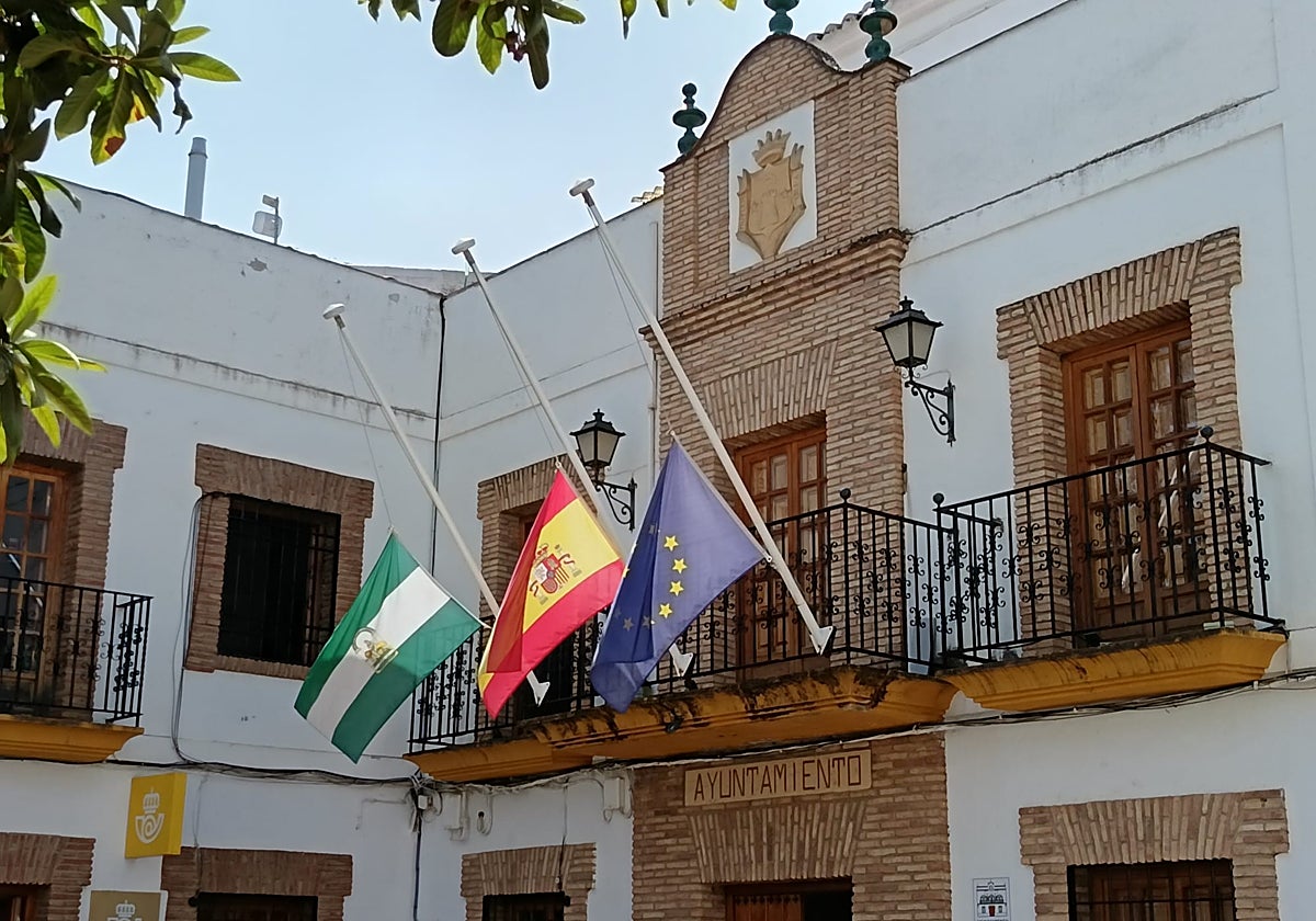 Las banderas del Ayuntamiento de Almedinilla ondean a media asta