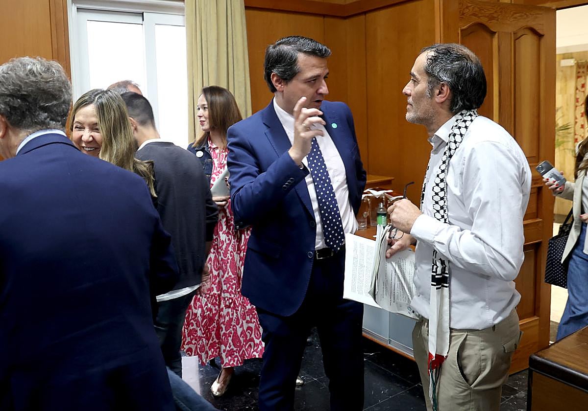 El alcalde dialoga con el portavoz de Hacemos Córdoba, antes del inicio de un Pleno