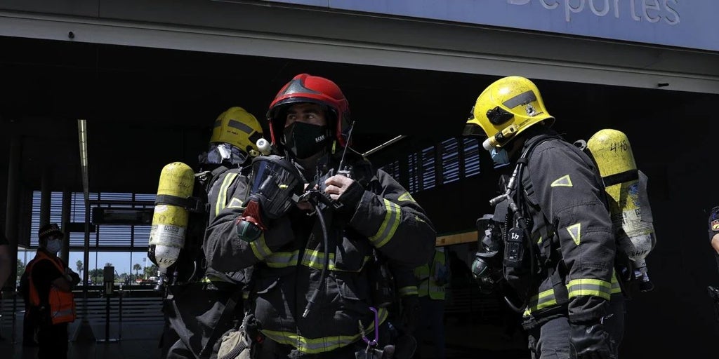 Muere un anciano en un piso de Málaga en un incendio y una joven resulta herida