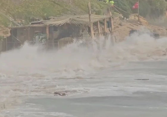 El chiringuito de Los Caños destrozado por las olas