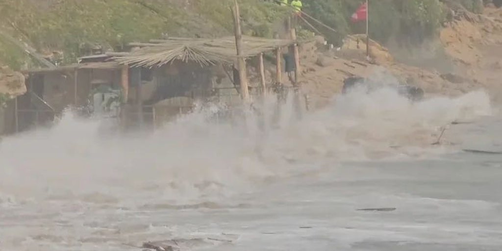 La Junta actuará para que no desaparezcan playas después de que las olas invadieran un chiringuito en Los Caños