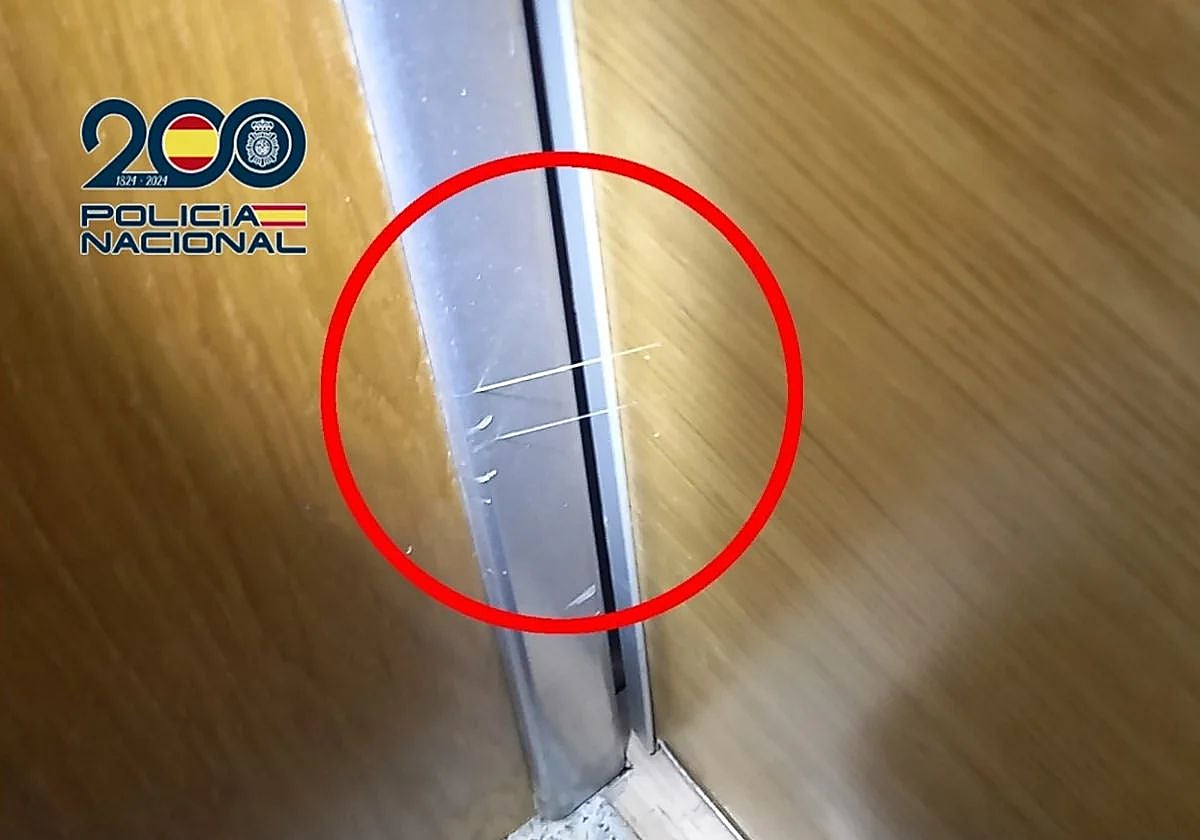 Imagen de la técnica del «hilo de pegamento» utilizada por ladrones para saber si una casa está libre