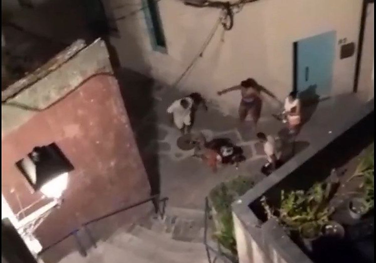 Captura de pantalla del vídeo donde el policía nacional alicantino reduce al estafador