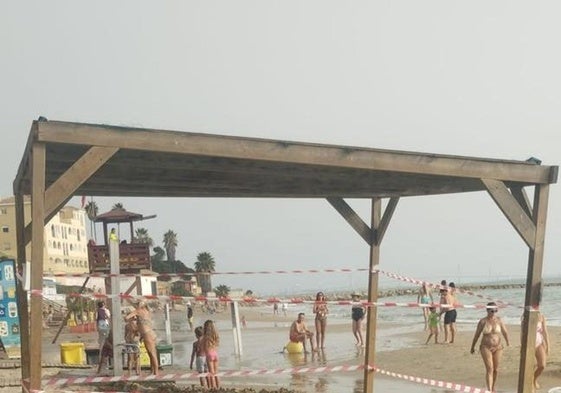 Daño en una de las pasarelas en Cádiz.