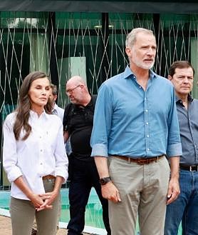 Imagen secundaria 2 - Don Felipe y Doña Letizia se interesaron de primera mano de las necesidades de los alcaldes de las localidades afectadas por el incendio de Porto, que comenzó el 14 de agosto y sigue sin estar extinguido
