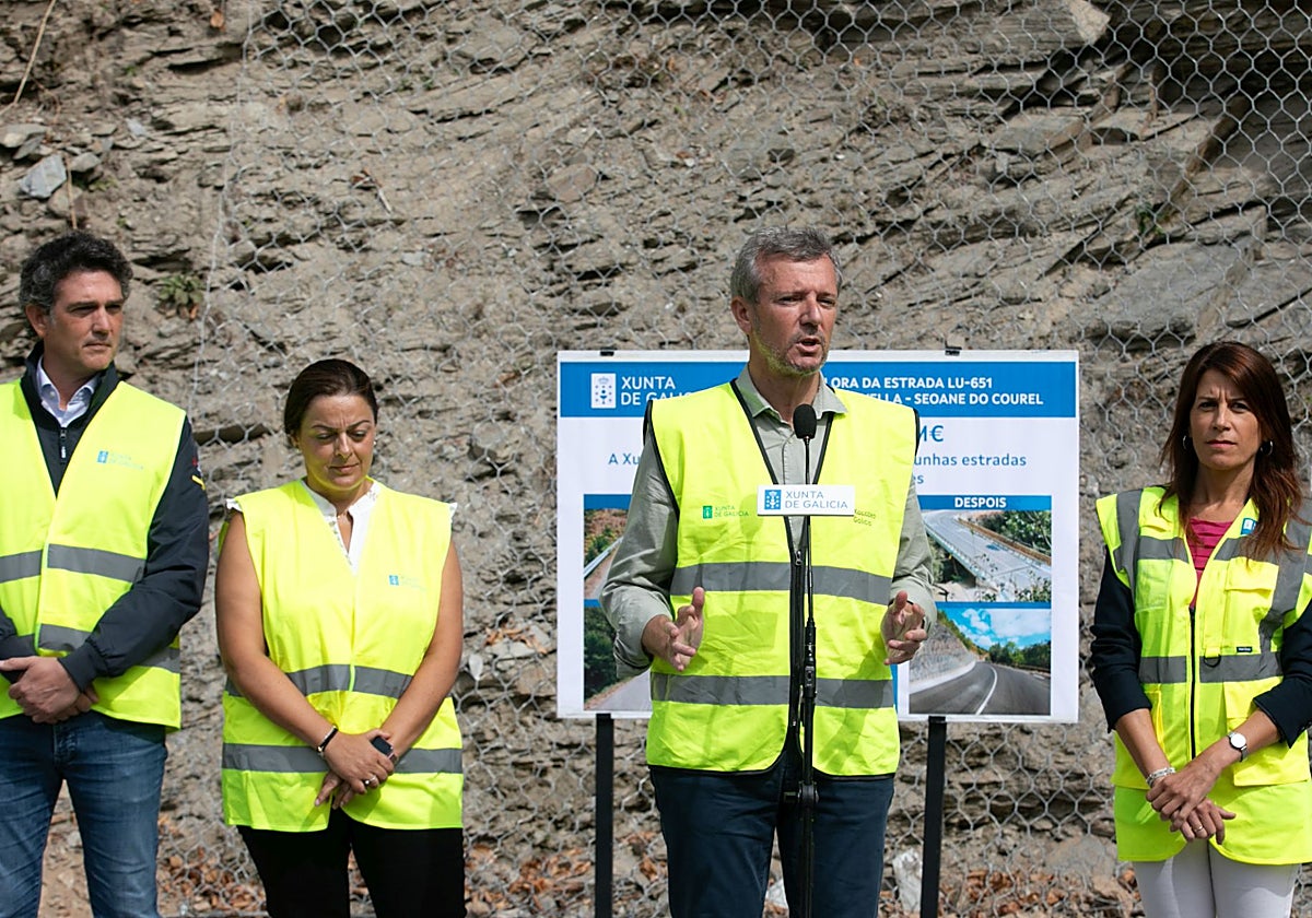 Alfonso Rueda, en el centro, durante su visita al final de la obra de mejora de la carretera LU-651