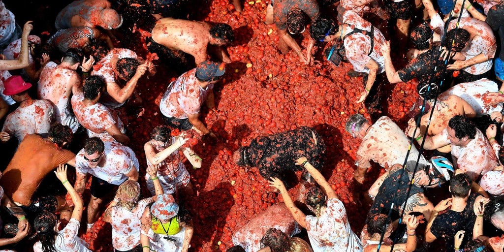 La Tomatina tiñe de rojo las calles de Buñol con más de 20.000 participantes de todo el mundo