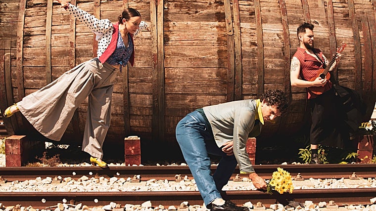 La Ridícula Danza ofrecerá 'Recuerdos de margaritas', que combina acrobacia y música en vivo