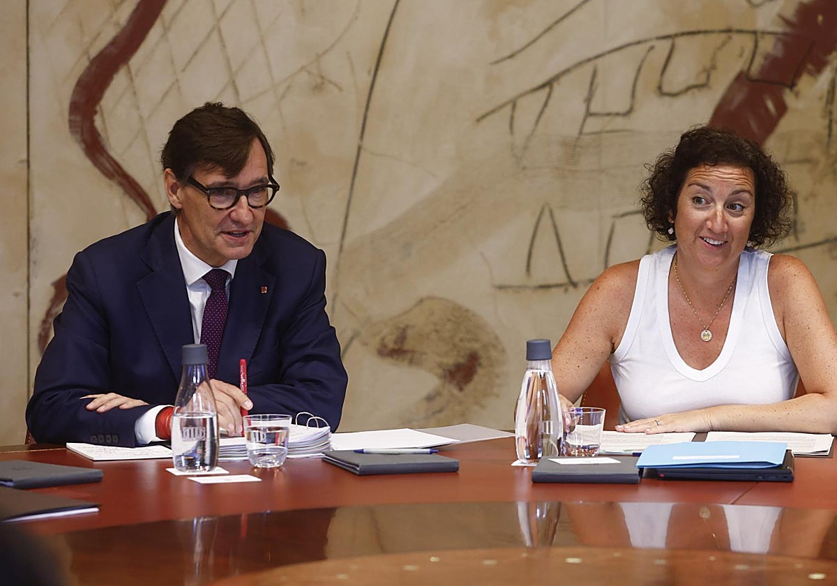 Salvador Illa, con la consejera de Economía, Alícia Romero, en la reunión del Govern del día 26