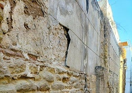 Un cordobés muestra su indignación por el deterioro de la muralla de la Axerquía: «Ojalá no ocurra ninguna desgracia»
