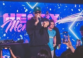 El artista Henry Mendez en uno de sus conciertos