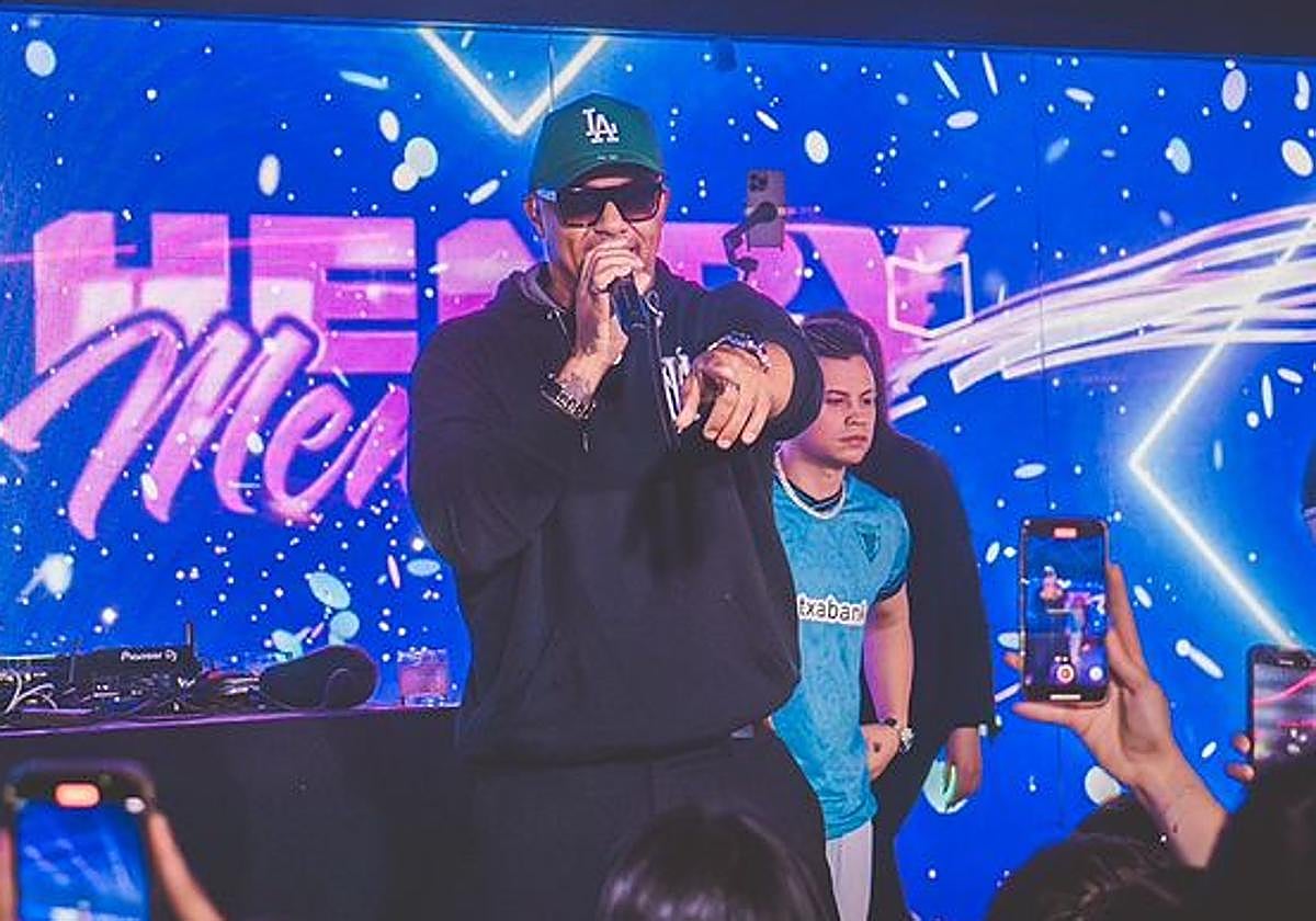 El artista Henry Mendez en uno de sus conciertos