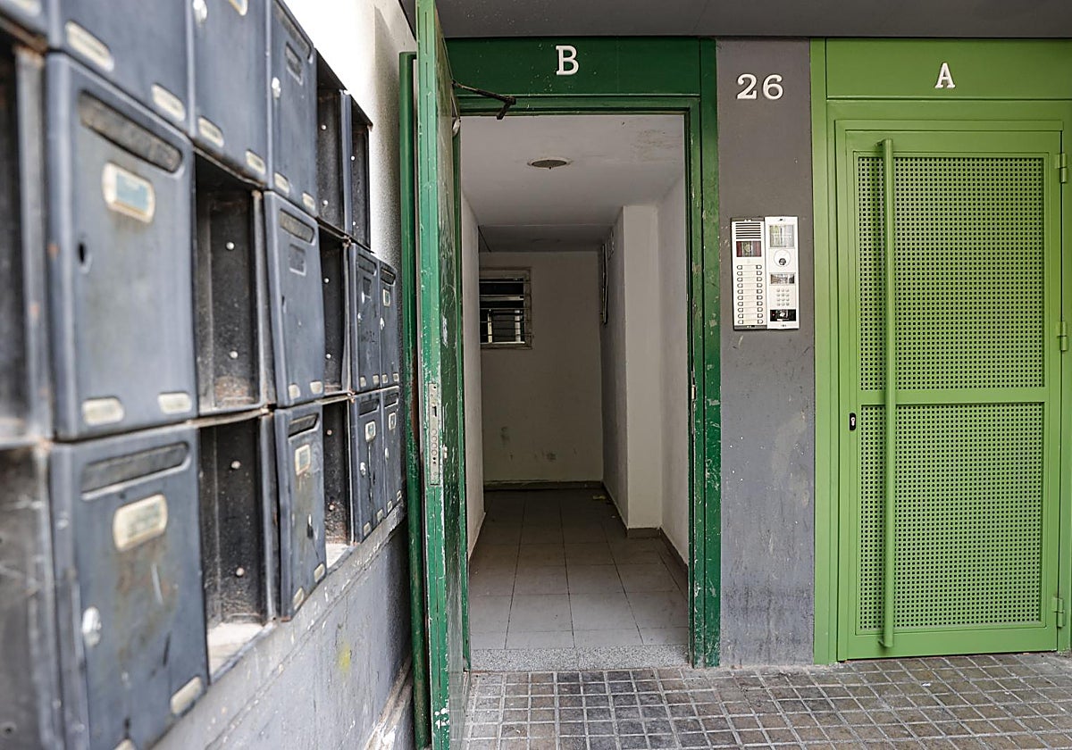 Imagen del edificio donde un hombre fue tiroteado este miércoles en Alaquàs