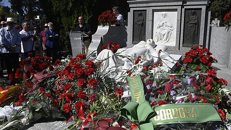 -Detalle este jueves de la ofrenda floral a Manolete en su mausoleo en el cementerio de la Salud