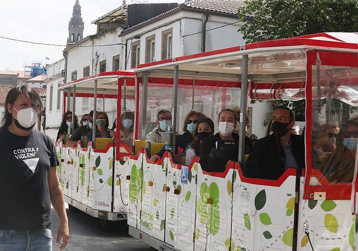Visitantes a bordo del tren turístico, en Santiago (archivo)