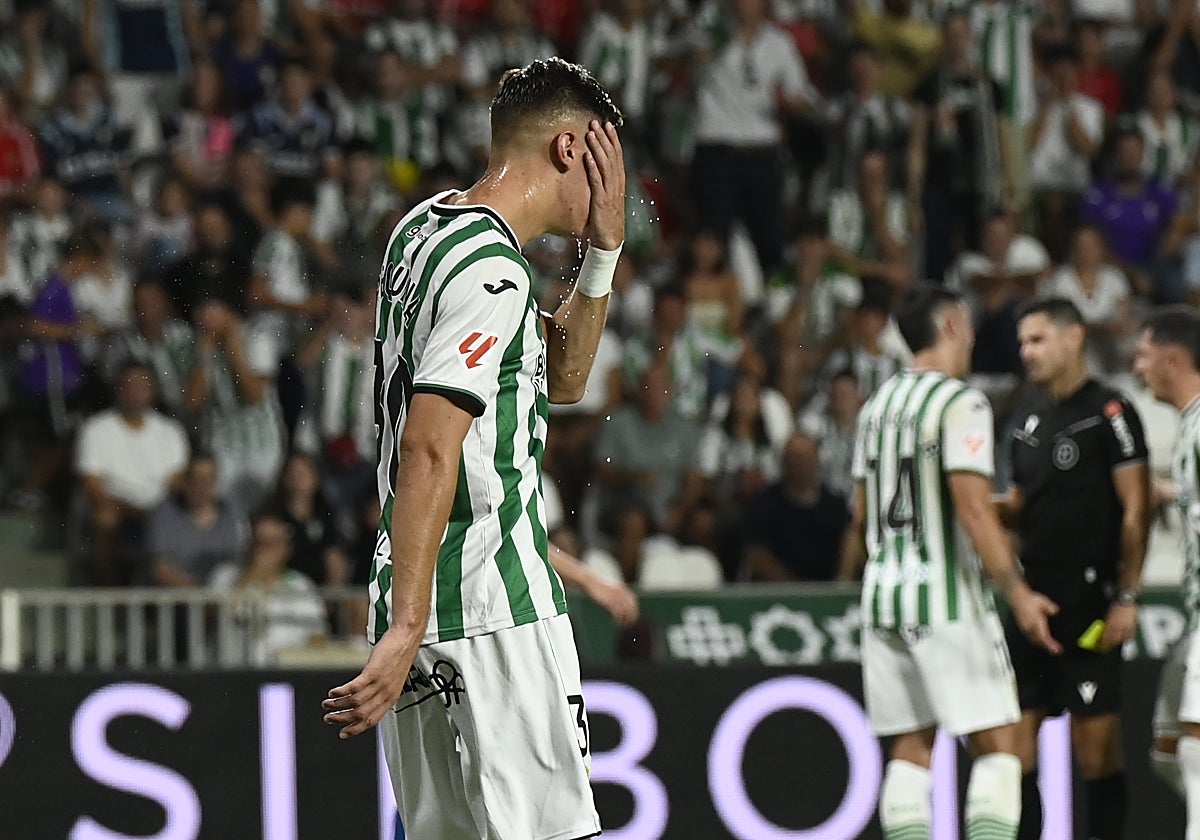 Dani Requena echándose agua en la cara en el Córdoba - Las Palmas
