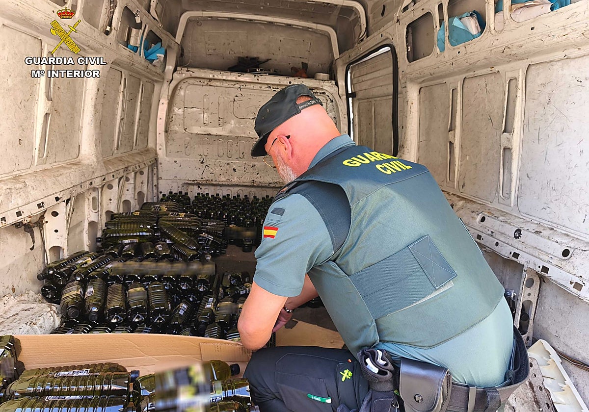 Dos detenidos por robar 511 botellas de aceite de oliva de un camión estacionado en un área e servicio de la A-2, en Guadalajara