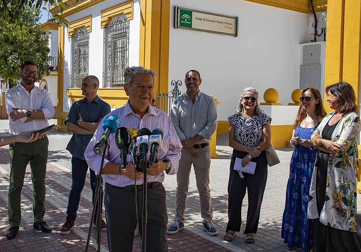El presidente de la Diputación durante su visita al CEIP El Parque